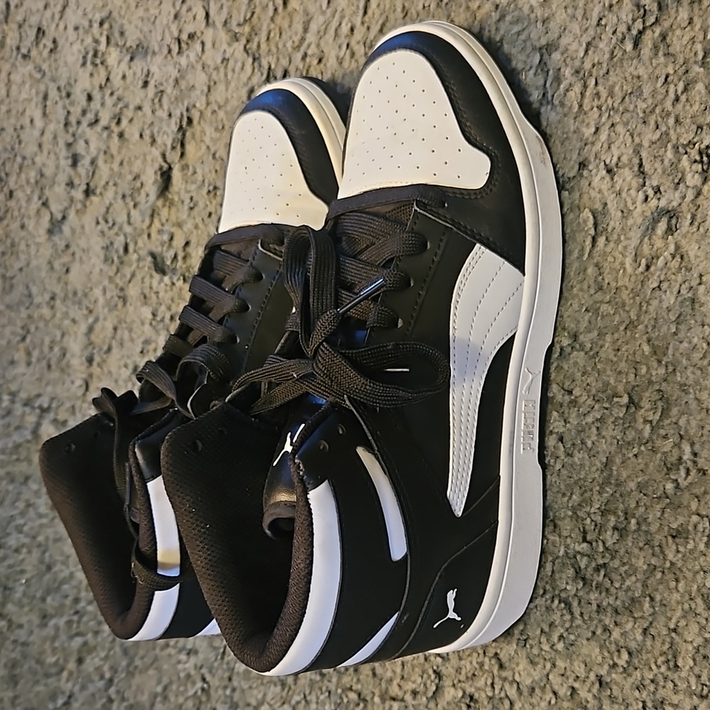 Puma High Top tennis shoes